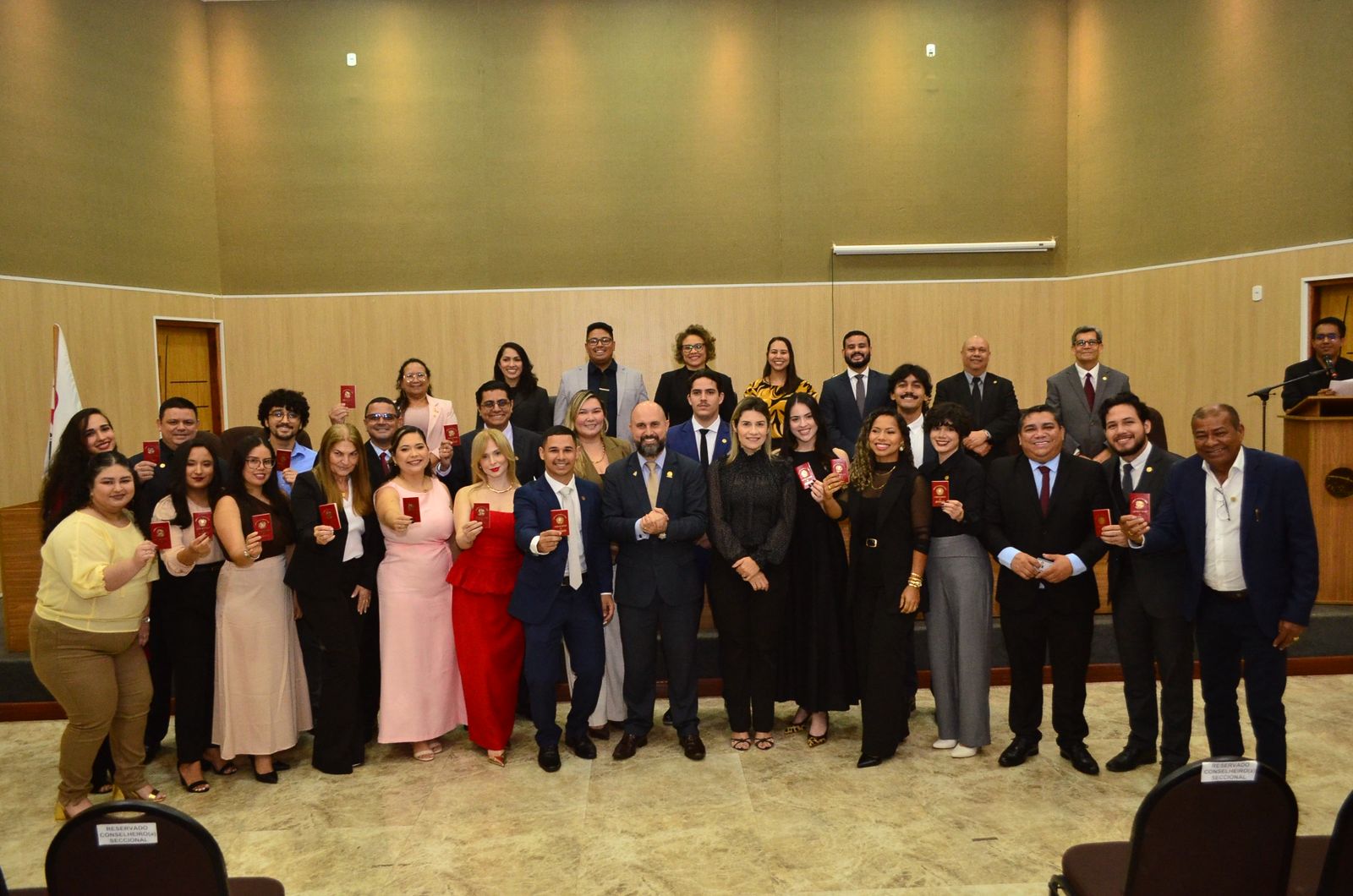 Novos advogados e advogadas recebem carteiras profissionais em solenidade da OAB/AP